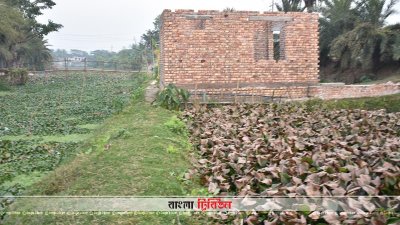 দখলদারদের দৌরাত্ম্যে এভাবেই পানি চলাচলে বাধা সৃষ্টি করা হয়েছে