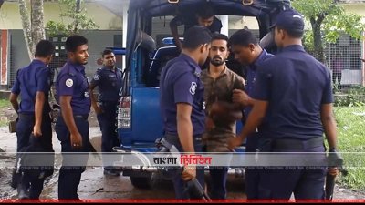 আদালতে নেওয়া হচ্ছে এক আসামিকে (ছবি&ndash; প্রতিনিধি)