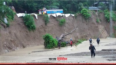 পাশের মাটি ধসে ঝুঁকিপূর্ণ রাঙামাটি-চট্টগ্রাম প্রধান সড়ক
