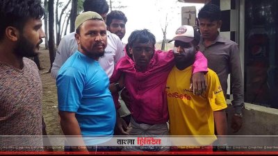 জীবিত অবস্থায় জুয়েলকে উদ্ধার করে তীরে আনা হচ্ছে