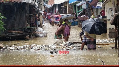 বান্দরবানে পানি ঠেকানোর চেষ্টা করছে এলাকাবাসী