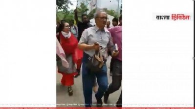 নামানো হচ্ছে অধ্যাপক মাহমুদকে (ফাইল ছবি)