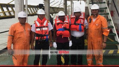 উদ্ধারকারী নাবিকদের সঙ্গে ভারতীয় জেলে রবীন্দ্রনাথ দাশ (ছবি&ndash; প্রতিনিধি)