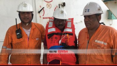 উদ্ধারকারী দুই নাবিকের সঙ্গে ভারতীয় জেলে রবীন্দ্রনাথ দাশ (ছবি&ndash; প্রতিনিধি)