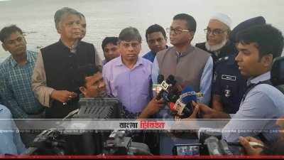 মানিকগঞ্জে ভাঙনকবলিত এলাকা পরিদর্শন শেষে গণমাধ্যমের সঙ্গে কথা বলেন পানিসম্পদ উপমন্ত্রী (ছবি&ndash; প্রতিনিধি)