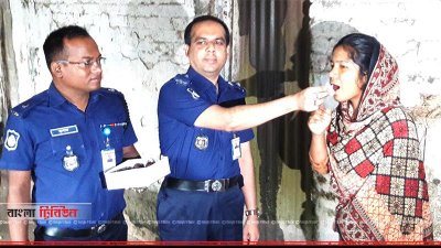 নিজ যোগ্যতায় পুলিশে চাকরি পাওয়ায় বাড়িতে এসে মনি রায়কে মিষ্টি করান পুলিশ সুপার সৈয়দ আবু সায়েমসহ অন্য কর্মকর্তারা।