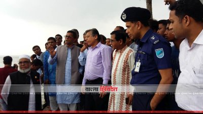 মানিকগঞ্জে ভাঙনকবলিত এলাকা পরিদর্শনে অন্যের মধ্যে পানিসম্পদ উপমন্ত্রী (ছবি&ndash; প্রতিনিধি)