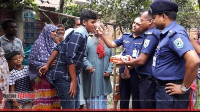 পুলিশে নিজ যোগ্যতায় চাকরি পাওয়ায় ফিরোজ হাসানের বাড়িতে গিয়ে তাকে মিষ্টিমুখ করান দিনাজপুরের এসপি সৈয়দ আবু সায়েমসহ অন্য পুলিশ কর্মকর্তারা।