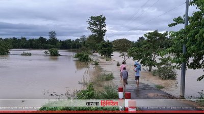 প্লাবিত রাস্তা কিছুটা জেগে উঠেছে