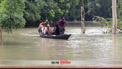 বন্যা কবলিত মানুষ নিরাপদ আশ্রয়ে দিকে ছুটছেন
