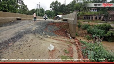 বৃষ্টি কারণে মাটি সরে রাস্তা দেবে গেছে
