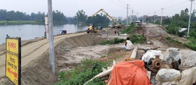 রাস্তাটি উঁচু করার কাজ করছে সওজ