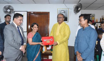 রাসিক মেয়রের সঙ্গে ভারতীয় হাইকমিশনারের উপহার বিনিময়