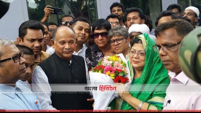 বিশ্ববিদ্যালয় স্টেশনে রেলমন্ত্রীকে ফুলেল শুভেচ্ছা (ছবি&ndash; প্রতিনিধি)