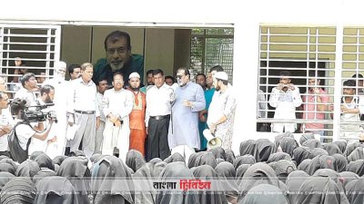 বুধবার দুপুরে বিদ্যালয়ে উপস্থিত হয়ে আলোচনা করছেন এমপি সেলিম ওসমান 