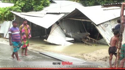 বন্যায় ক্ষতিগ্রস্ত একটি বাড়ি