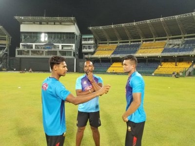 অনুশীলনের সময় মাঠে মোস্তাফিজ ও তাসকিন। 