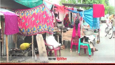 ঊঁচু জায়গায় আশ্রয় নেওয়া কয়েকটি পরিবার