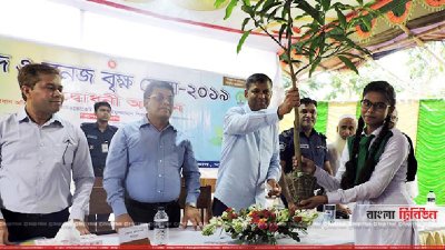 মাগুরায় বৃক্ষমেলায় এক শিক্ষার্থীর হাতে গাছের চারা তুলে দিচ্ছেন স্থানীয় সংসদ সদস্য অ্যাডভোকেট সাইফুজ্জামান শিখর