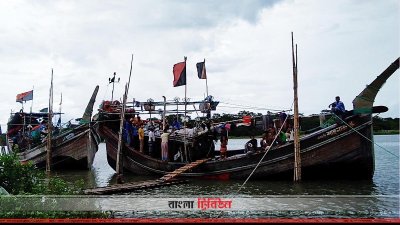 ট্রলার থেকে ইলিশ নামানো হচ্ছে