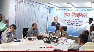 ম্যাকডোনাল্ড স্টিল স্ট্রাকচার ফেব্রিকেশন ফ্যাক্টরির উদ্বোধনকালে কামাল আহমেদ মজুমদার ও অন্যরা