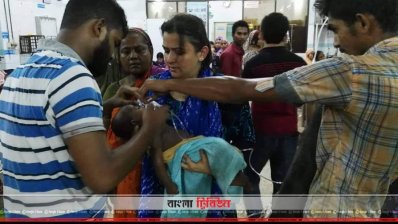 উদ্ধার করে হাসপাতালে নিয়ে আসার পর পুলিশ কর্মকর্তার কোলে শিশু সানজিদা