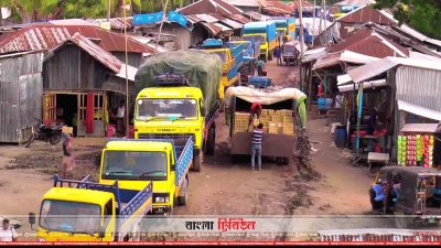 পারাপারের অপেক্ষায় থাকা যানবাহন