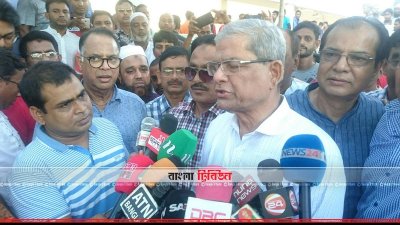 গণমাধ্যমকর্মীদের সঙ্গে কথা বলছেন মির্জা ফখরুল (ছবি&ndash; প্রতিনিধি)