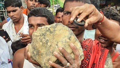 আকাশ থেকে আছড়ে পড়লো ‘রহস্যময়’ বস্তু!