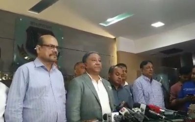 বোর্ড সভা শেষে সাংবাদিকদের সামনে নাজমুল হাসান পাপন