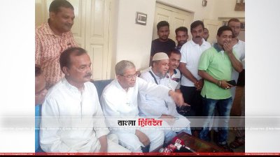 নেতাকর্মীদের সঙ্গে নিয়ে সাংবাদিকদের প্রশ্নের জবাব দিচ্ছেন ফখরুল ইসলাম আমগীর