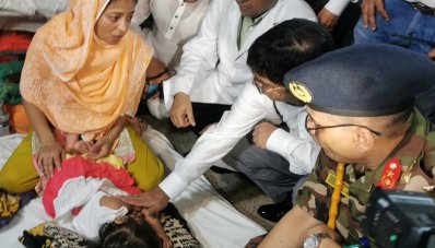 সোহরাওয়ার্দী হাসপাতালে ডেঙ্গু রোগীদের পরিদর্শন করছেন ডিএসসিসি মেয়র সাঈদ খোকন 