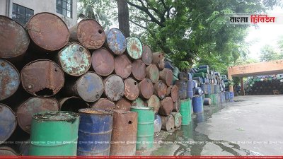 মশার ওষুধের স্তুপ করা খালি ড্রাম