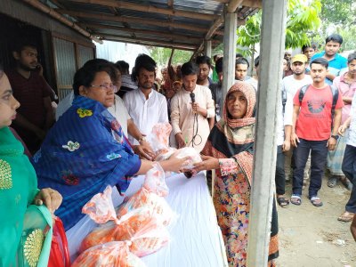 সারিয়াকান্দি উপজেলায় হাবিপ্রবি শিক্ষার্থীদের ত্রাণ বিতরণ