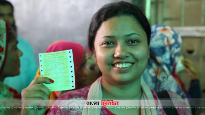দীর্ঘ লাইনে অপেক্ষার পর কাঙ্ক্ষিত টিকিটটি হাতে পেয়েছেন তিনি