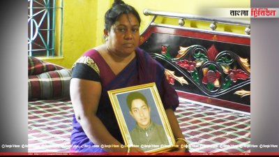 ছেলের ছবি হাতে তিতাসের মা সোনামনি ঘোষ