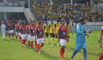 মাঠে নামছেন দুই দলের খেলোয়াড়রা