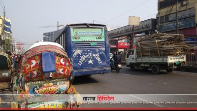 নর্দা এলাকায় বসুন্ধরা আবাসিক এলাকার গেটের সামনে প্রগতি সরণিতে চলছে জাবালে নূরের বাস