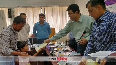 একজন মানসিক প্রতিবন্ধী শিশুকে অনুদানের চেক দিচ্ছেন বান্দরবানের জেলা প্রশাসক