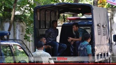 ঘটনায় জড়িত সন্দেহে পুলিশ একজনকে আটক করে নিয়ে যাচ্ছে