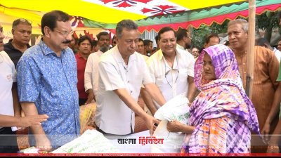 কুড়িগ্রামে ত্রাণ বিরতণ করেন বিএনপি নেতা আমির খসরু মাহমুদ চৌধুরী