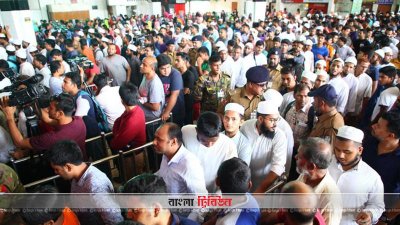 কমলাপুর স্টেশনে টিকিটের জন্য লম্বা লাইন