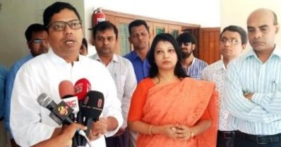 সাংবাদিকদের সঙ্গে কথা বলছেন পলক