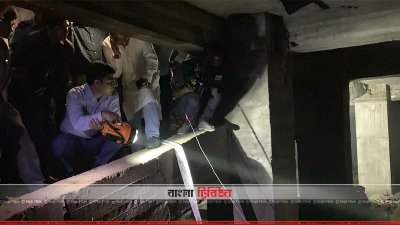 একটি আবাসিক ভবনে টর্চ মেরে মশার প্রজনন স্থল খুঁজছেন ডিএসসিসি মেয়র সাঈদ খোকন