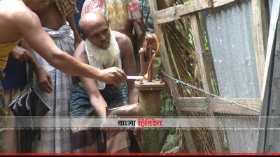 টিউবওয়েলের মুখ দিয়ে গ্যাস বের হচ্ছে