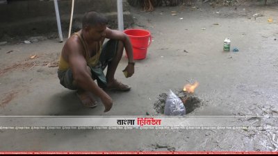 টিউবওয়েলের জন্য করা গর্ত থেকে গ্যাস বের হচ্ছে