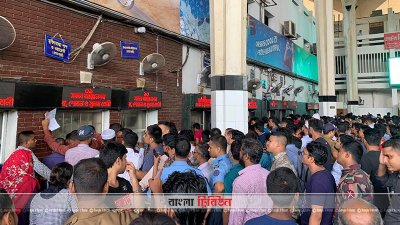 অগ্রিম টিকিট বিক্রির দ্বিতীয় দিনে কমলাপুরে উপচে পড়া ভিড়