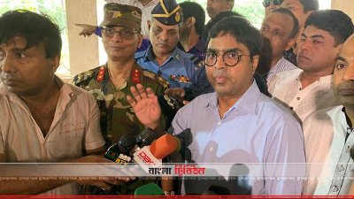 ডেঙ্গু মশার প্রজনন স্থলের খোঁজে অভিযানে গিয়ে সাংবাদিকদের সঙ্গে কথা বলছেন ঢাকা দক্ষিণের মেয়র সাঈদ খোকন