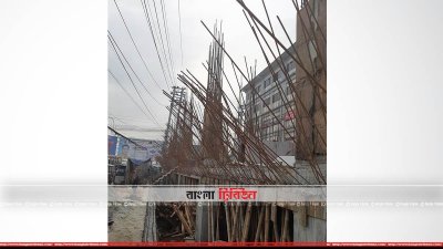 নির্মাণাধীন ভবনের কাছেই ৩৩ হাজার ভোল্টের বিদ্যুতের মেইন লাইন