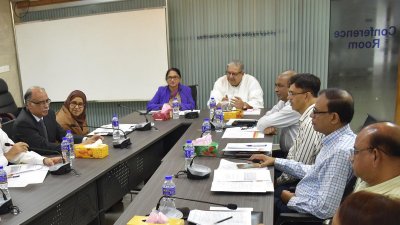 অভিবাসন নিয়ে জাতীয় স্টিয়ারিং কমিটির সভায় বক্তব্য রাখছেন প্রবাসীকল্যাণমন্ত্রী ইমরান আহমেদ